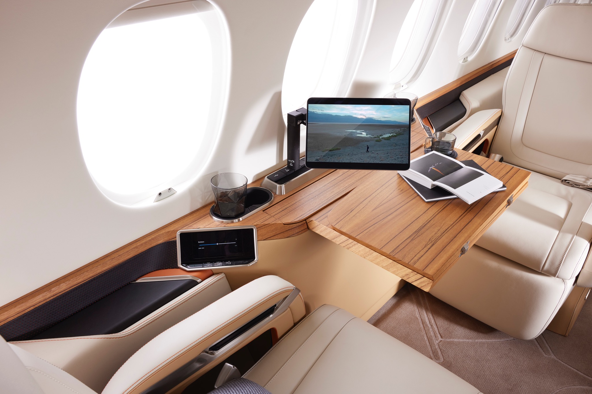 Wnętrze samolotu Falcon 6X — łóżko, czarter prywatny Ilontin.2