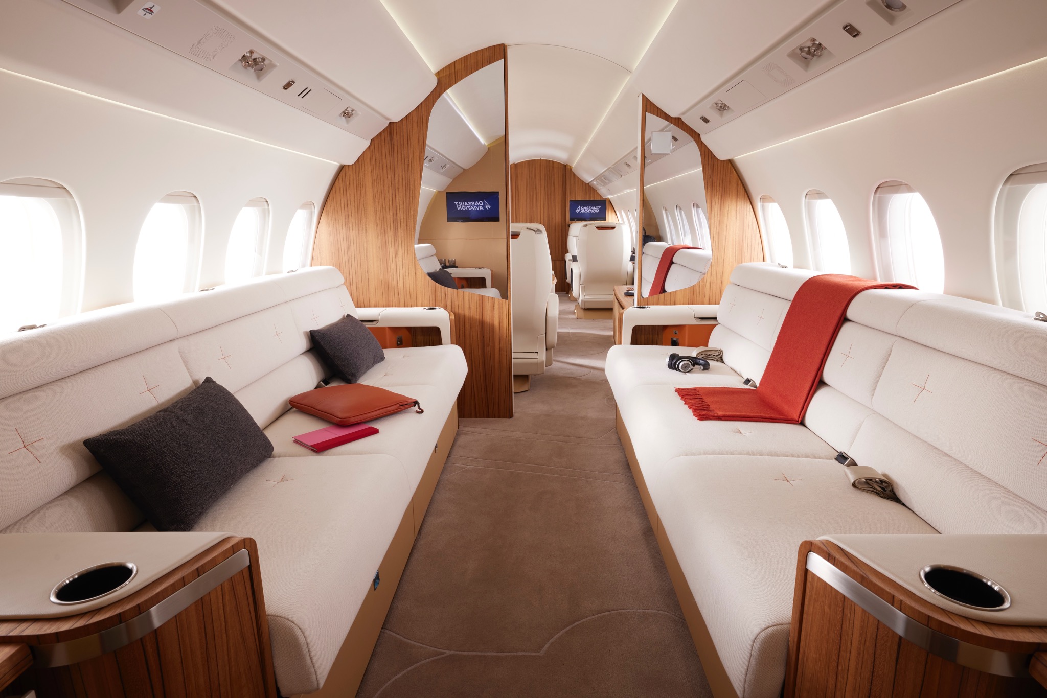 Wnętrze samolotu Falcon 6X — salon, czarter prywatny Ilontin.2