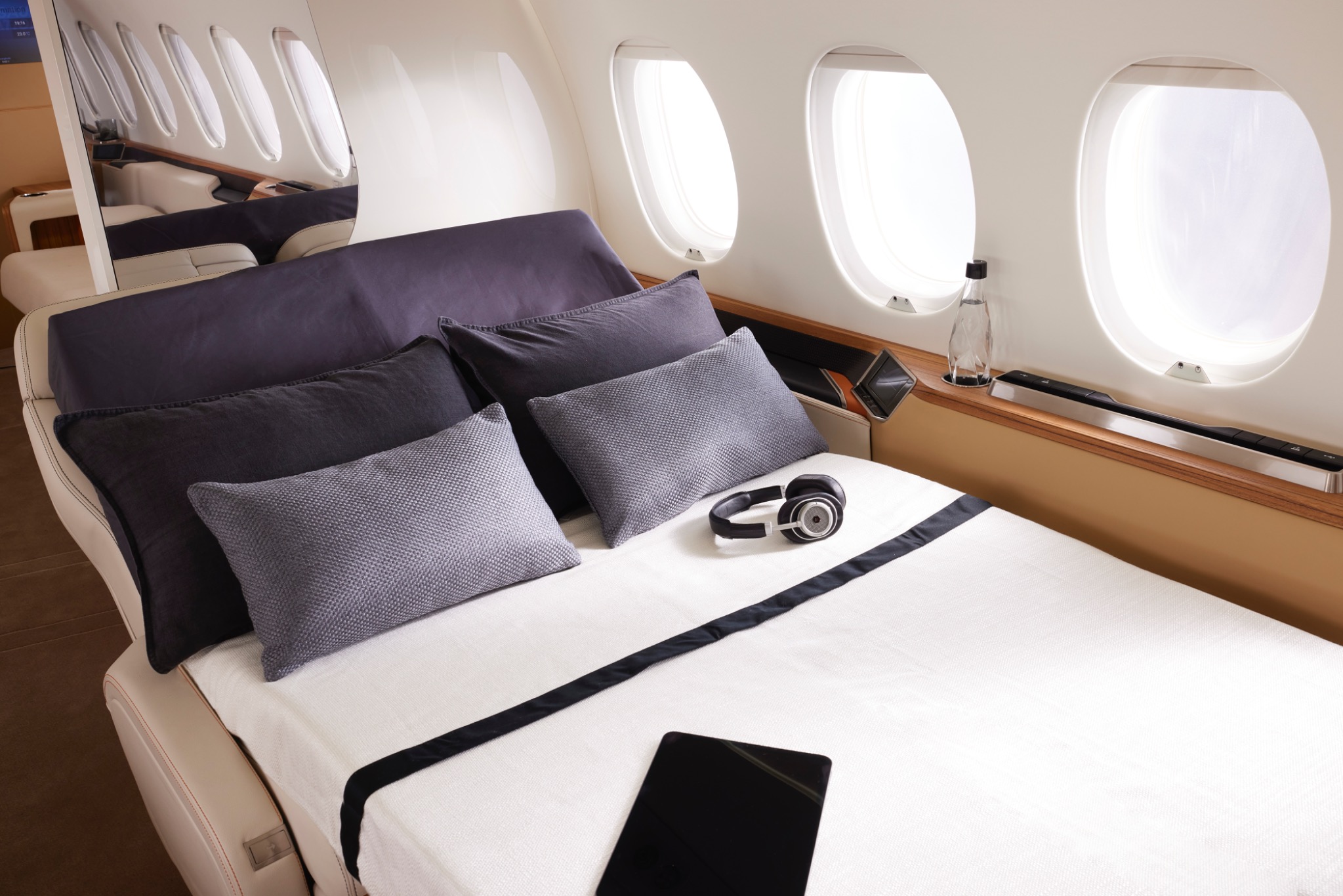 Wnętrze samolotu Falcon 6X — kabina biurowa, czarter prywatny Ilontin.2, loty biznesowe VIP
